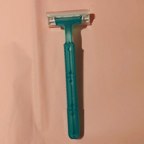 🎁GWP - 1 Disposable Razor - Picture 2 of 2